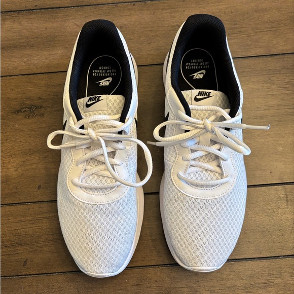 Nike Tanjun Men’s White and Black Sneakers - Picture 2 of 6